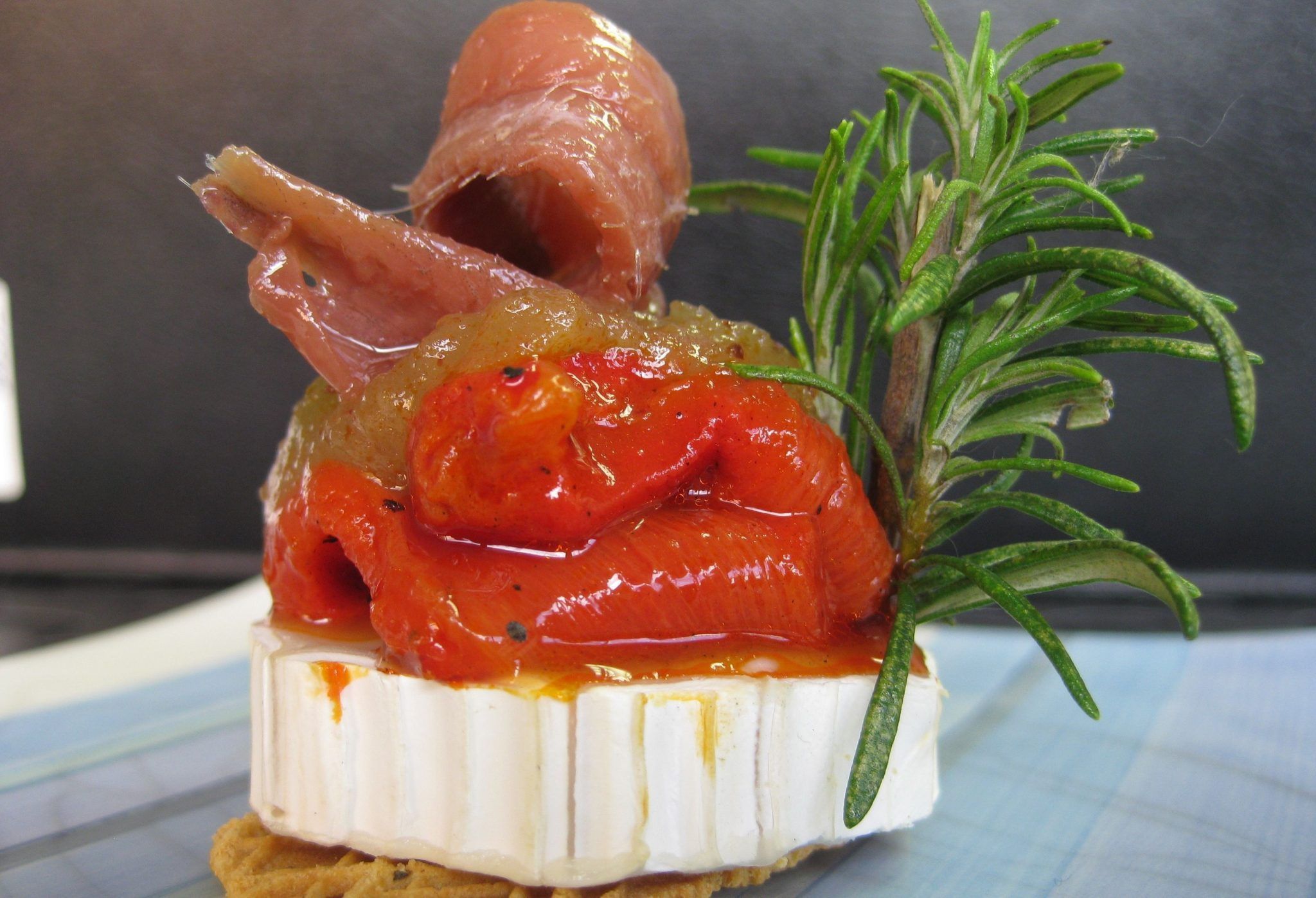 Tapa de Queso de Cabra con Pimientos del Piquillo de Lodosa