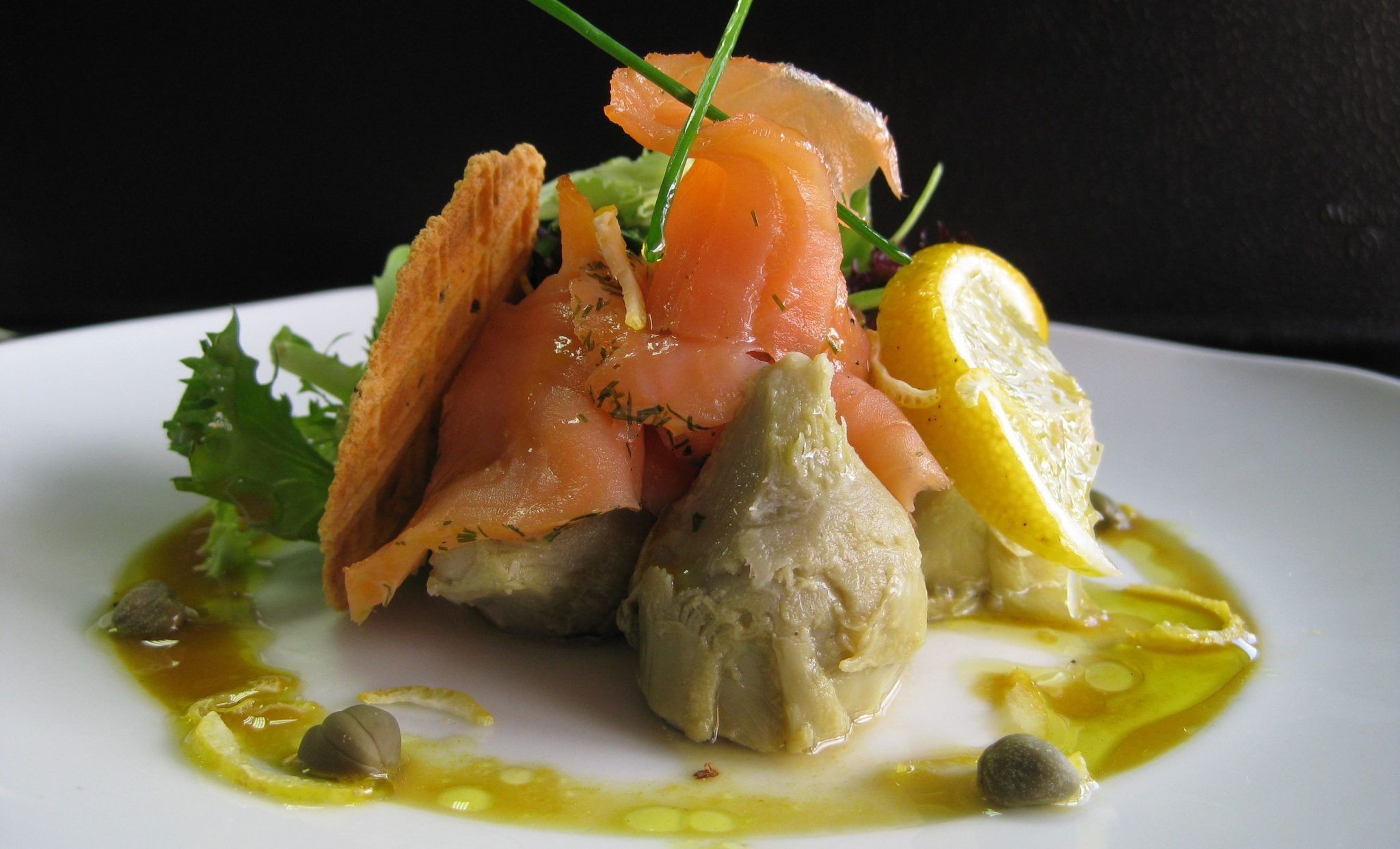 Tapa elaborada con nuestras alcachofas de La Catedral de Navarra y salmón ahumado