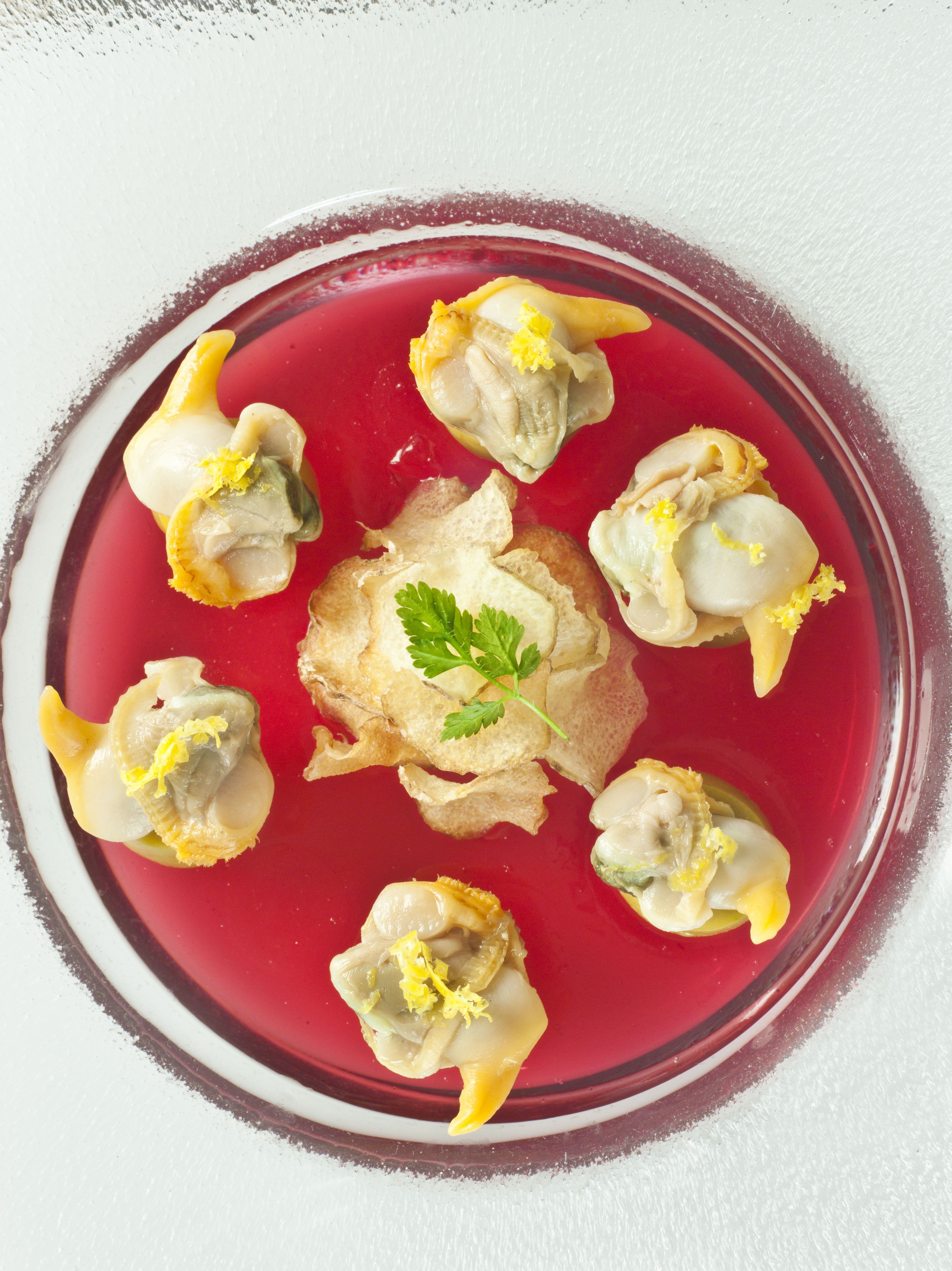 Berberechos Frinsa con Campari, aceitunas y patatas chips Berberechos Frinsa con Campari, aceitunas y patatas chips