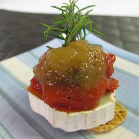 Queso de cabra con pimiento del piquillo y anchoa