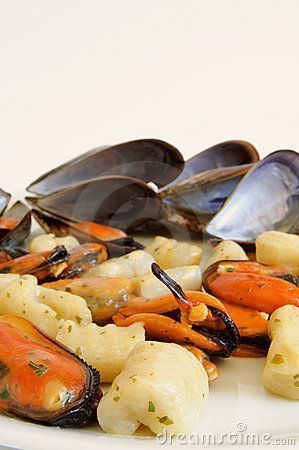 Ñoquis de patata salteados con Mejillones y velouté de su jugo