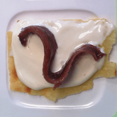 Pan de aceite, queso Brie y anchoa