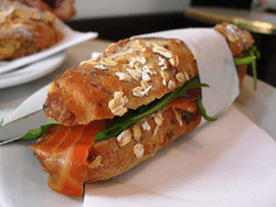 Sandwich de salmón ahumado