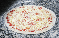 Añadir el queso a la pizza