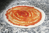 Extender la salsa de tomate y albahaca