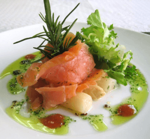 salmón ahumado con espárragos