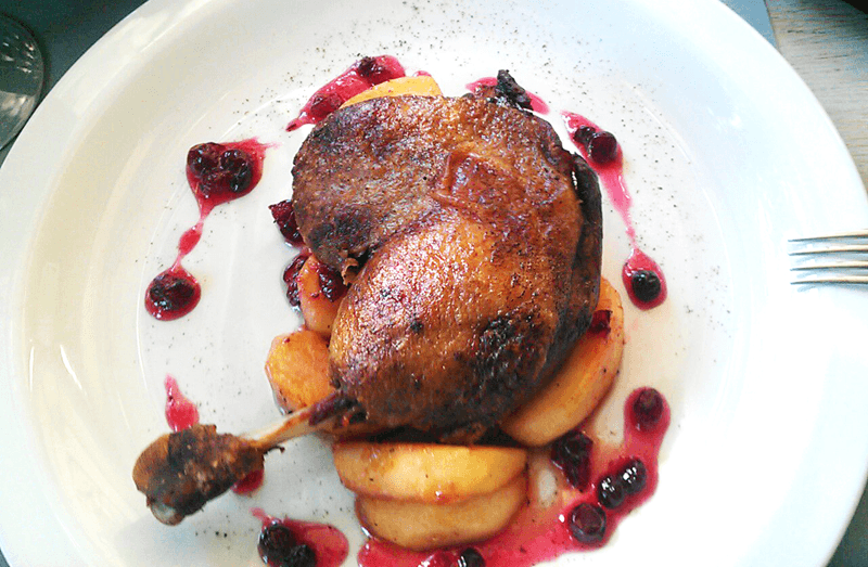 Confit de pato con salsa de frambuesa