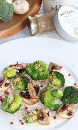 brocoli salteado con setas y salsa de yogurt pastoret