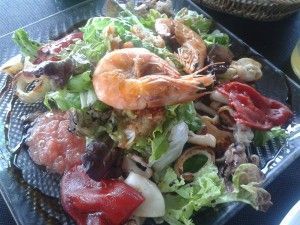 Ensalada de pimientos del piquillo y frutos del mar