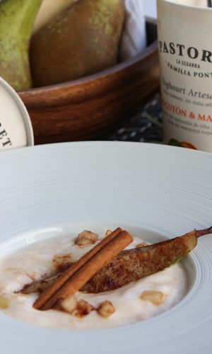 Peras a la canela con yogurt de melocotón Pastoret y moscatel