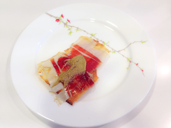 Pan carasau con jamón de Guijuelo y paté de aceituna