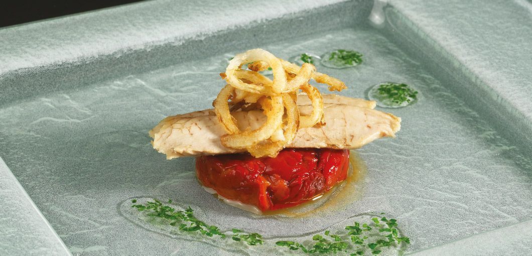 Canapé de ventresca de bonito con pimiento rojo frito