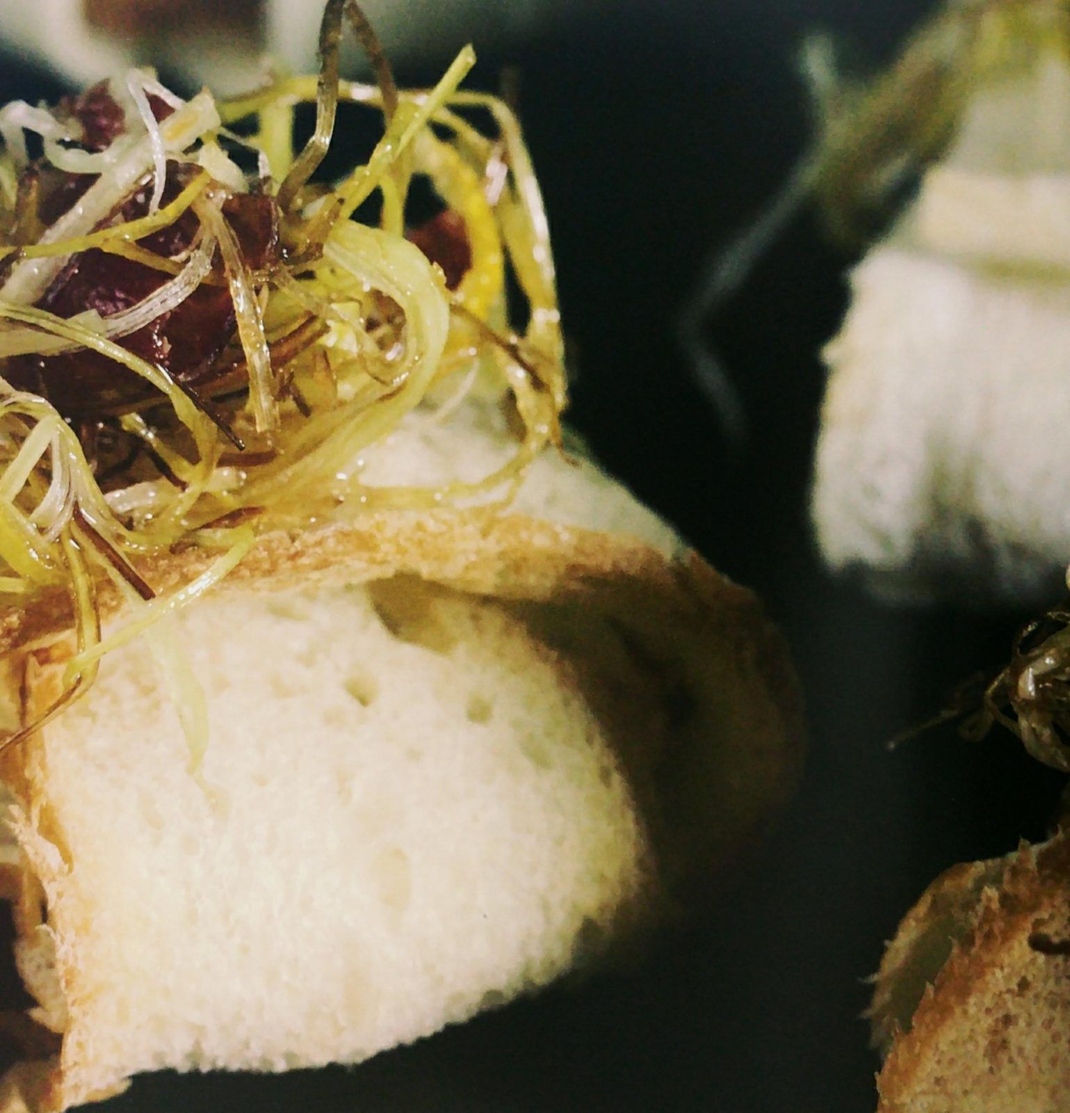 Yema trufada con jamón ibérico en costra de pan