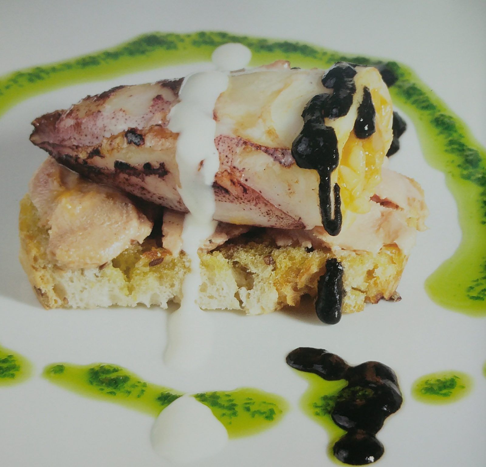 Chipirón relleno de arroz cremoso con foie