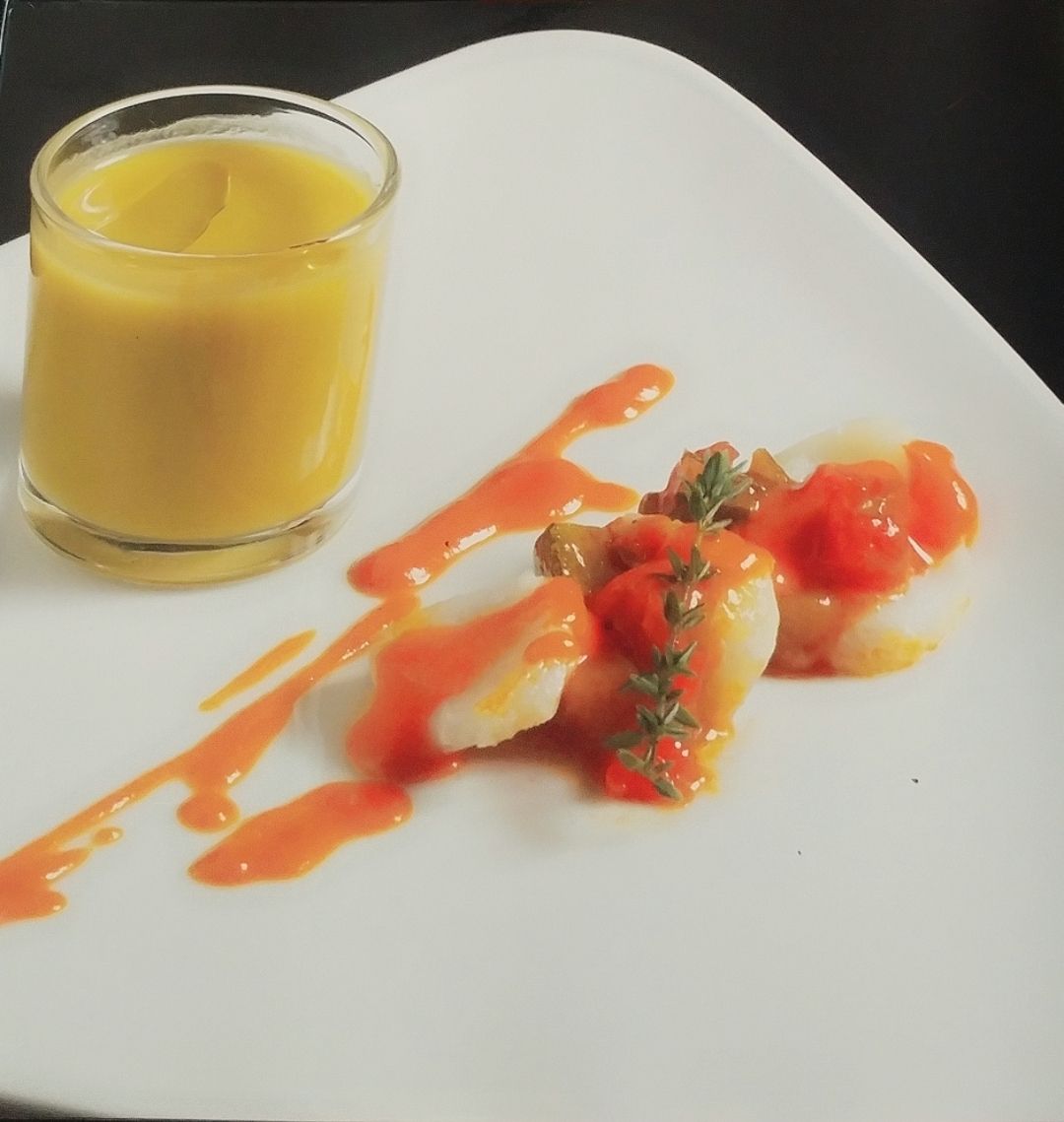 láminas de bacalao y pisto con aroma de pimiento del piquillo y chupito de verduras