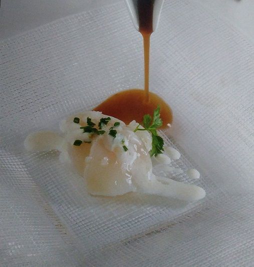 Vieiras confitadas con caldo de hongos y crema de aceite
