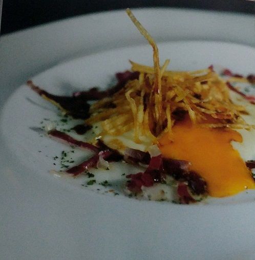 Yema trufada con jamón ibérico y papas paja