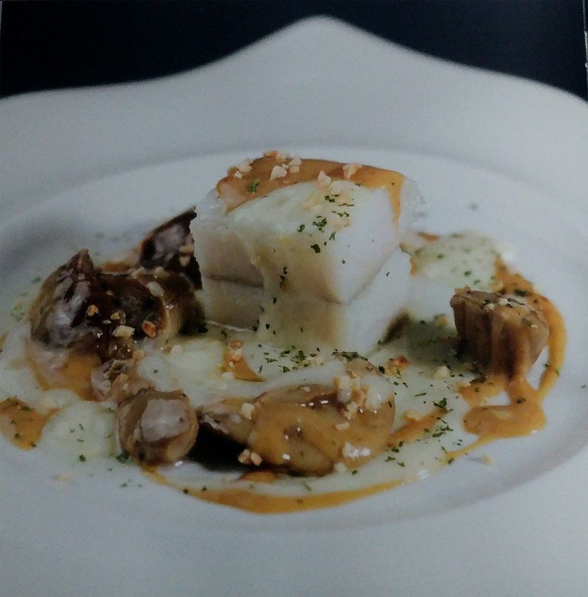 Bacalao al pil pil con hongos y almendras