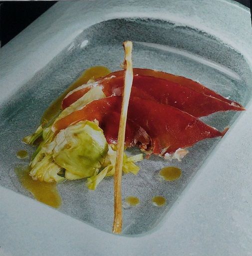 Milhojas de alcachofas fritas y láminas de jamón