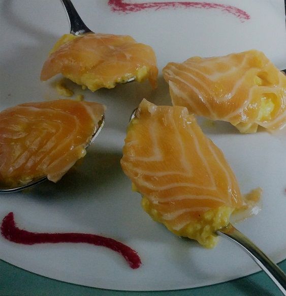 pincho de salmon ahumado sobre revuelto jugoso de huevo