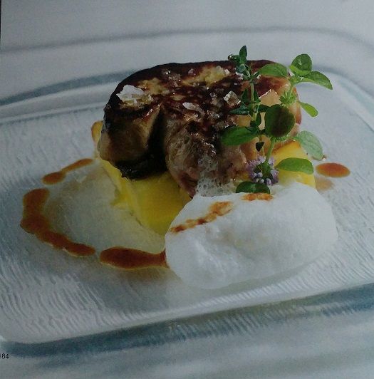 Taco de foie asado con piña y espumoso de menta