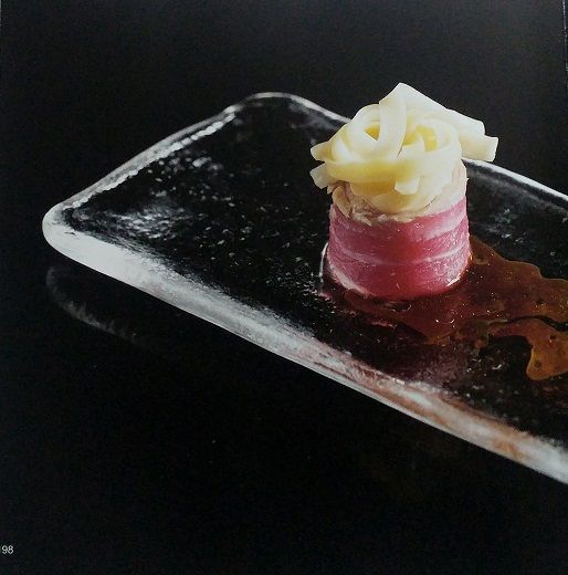 Ventresca fría de atún de almadraba con espaguetti de pochas